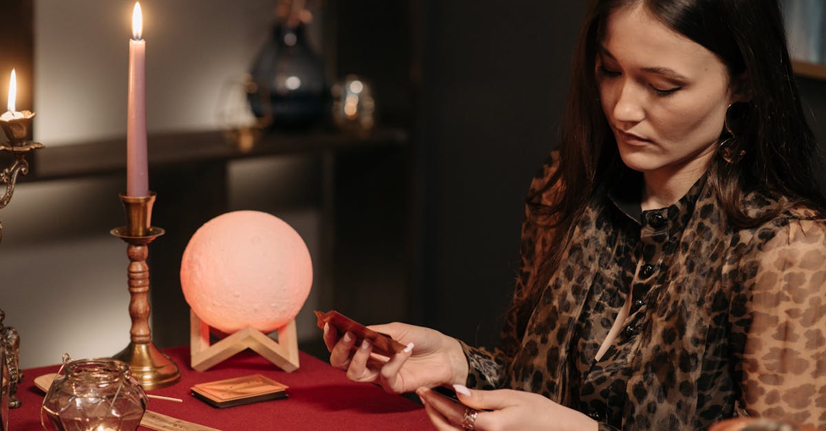 復縁に悩む女性が占いで光を見出すイメージ画像。暗闇から光が差し込むようなシーンで、希望を象徴する表現。