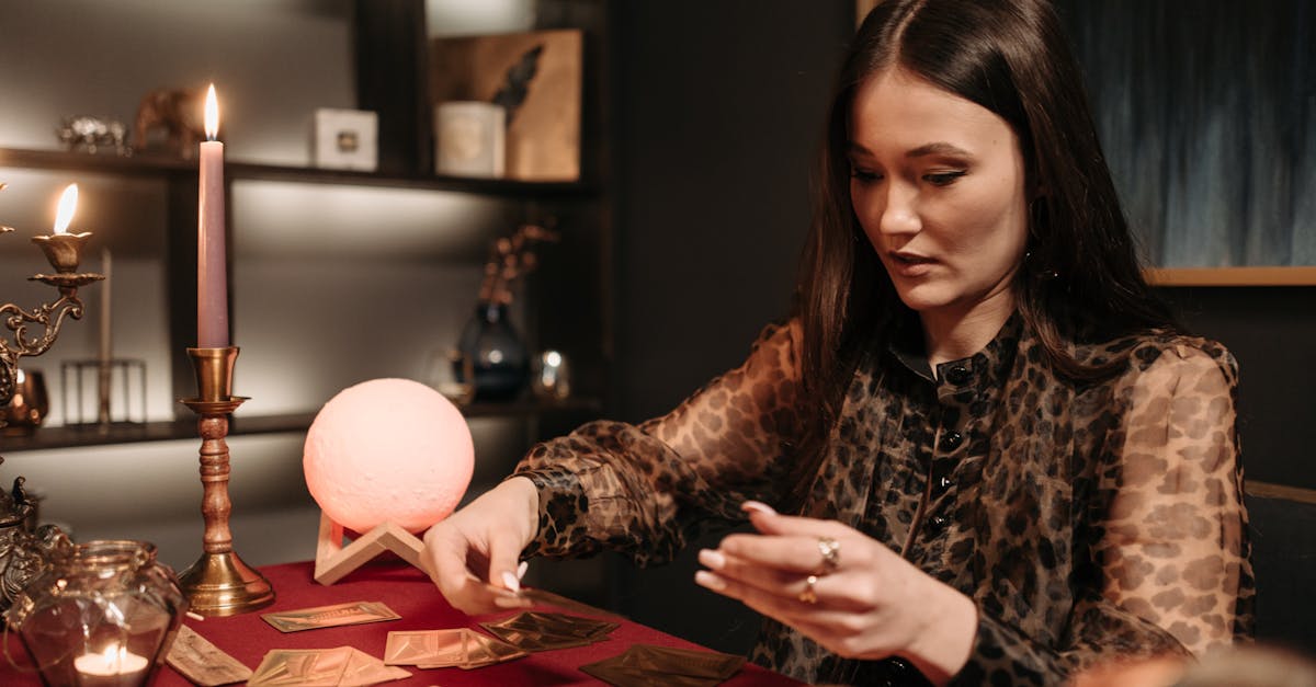 電話で相談を受ける復縁に強い占い師のイメージ画像。落ち着いた雰囲気で信頼感のある雰囲気。