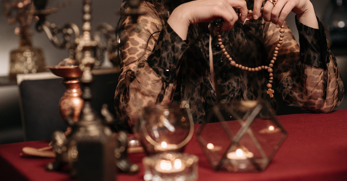 復縁占いにおすすめの人気アプリをスマホでチェックする女性