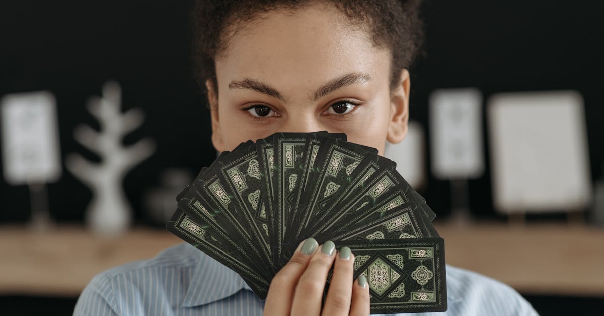 復縁占いを受ける前に注意点を確認している女性のイメージ画像。安心・安全な利用を促すシーン。