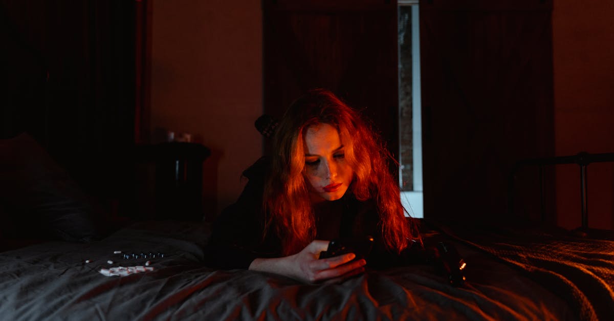 元カノに初めてメッセージを送る男性がスマホ画面を見て悩んでいる様子