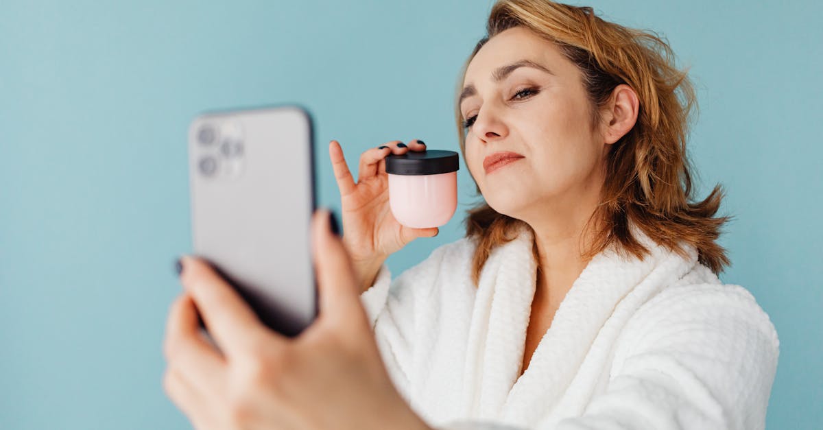 夜のスキンケアでクレンジングと保湿を丁寧に行う働く女性のリラックスした様子