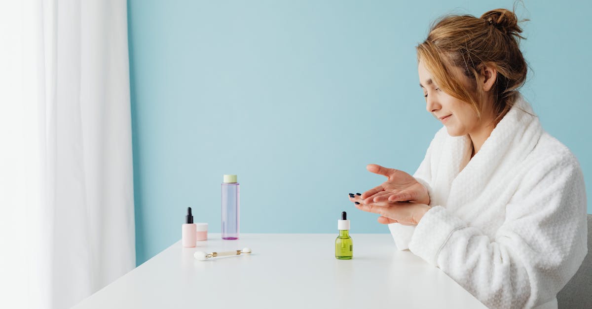 敏感肌の女性がオールインワンジェルやミスト化粧水など優しいスキンケアアイテムを並べているイメージ