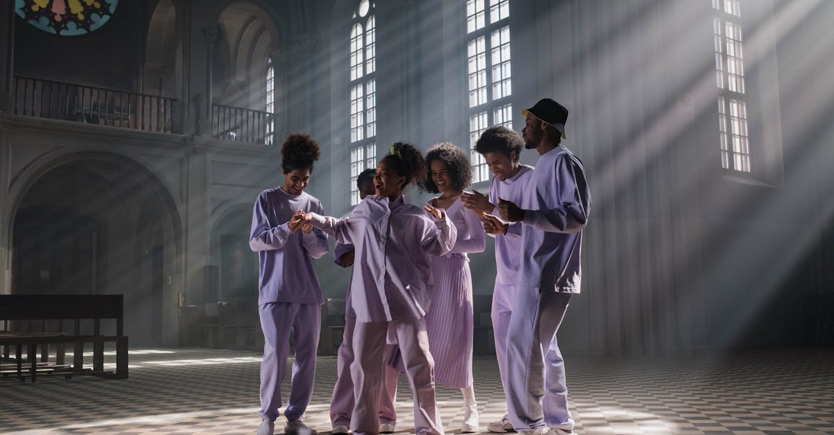 表情と声のトーンを練習する男性の様子は会話の印象を良くする習慣のひとつ