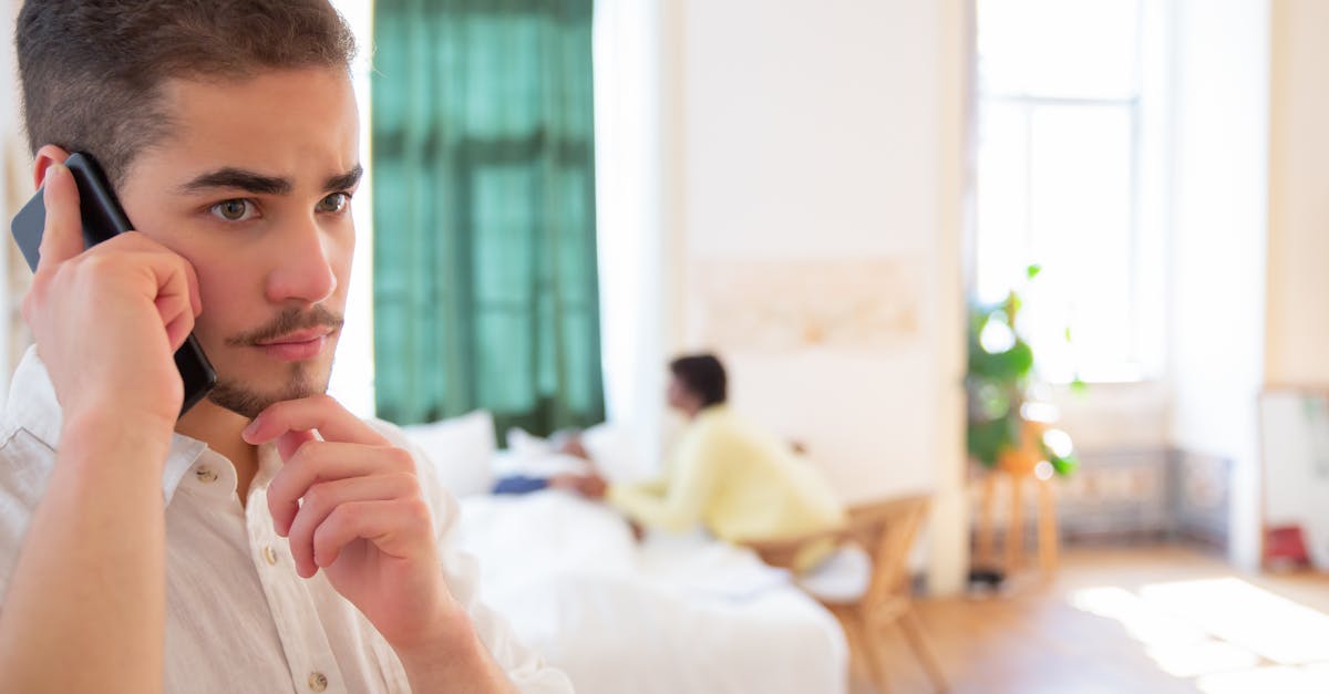 元カノに連絡するべきか迷っている男性がスマホを見つめている様子