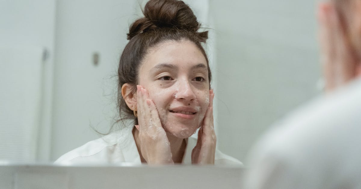 夜のスキンケアでクレンジングと保湿を丁寧に行う働く女性のリラックスした様子