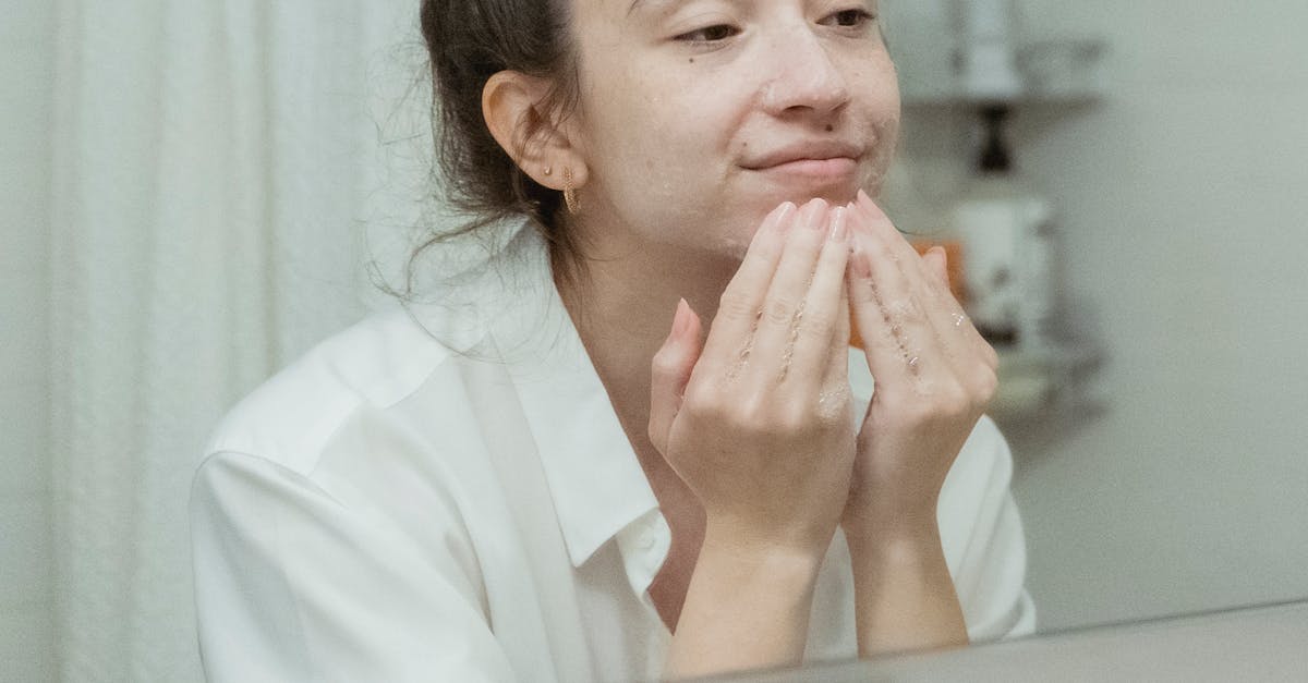 夜のスキンケアでクレンジングと保湿を丁寧に行う働く女性のリラックスした様子