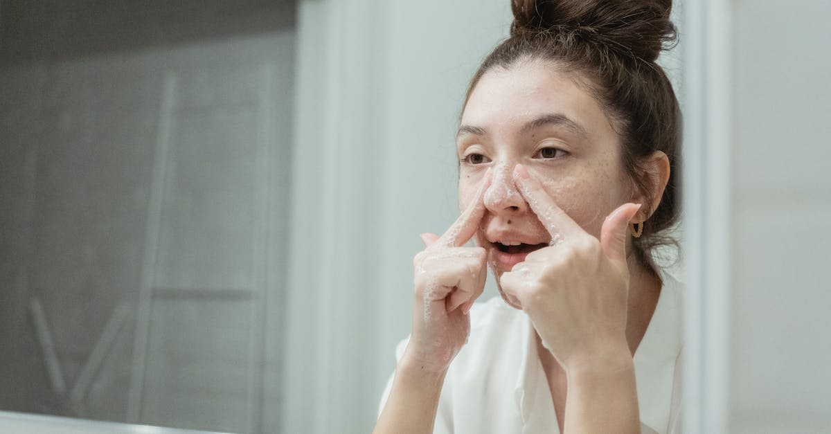 朝に優しくスキンケアをする働く女性のイメージ、明るい光の中でハンドプレスする様子