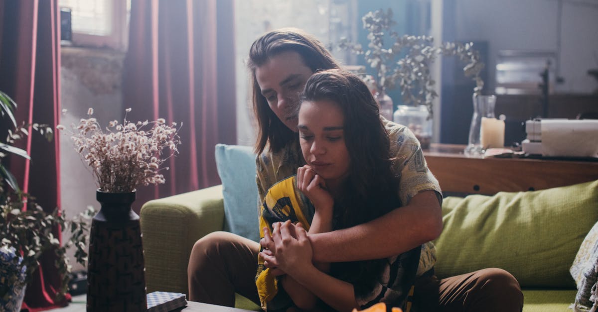 電話占いで涙する女性と、穏やかな表情で話を聞く占い師のイメージ画像。感情が解放される瞬間を象徴。