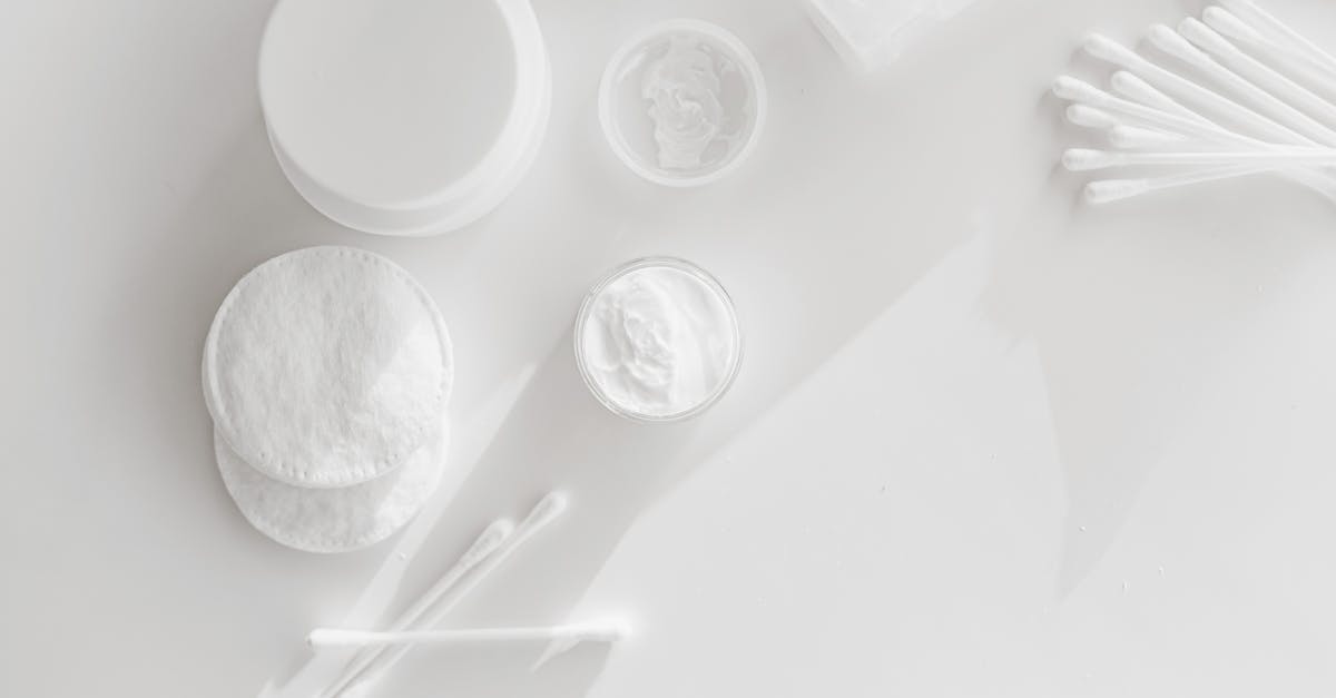 敏感肌の女性がオールインワンジェルやミスト化粧水など優しいスキンケアアイテムを並べているイメージ