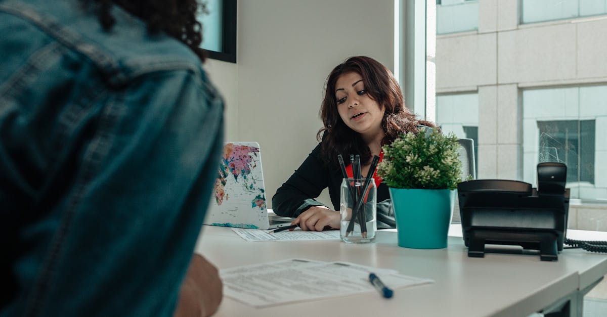 復縁に強いと評判の5人の占い師が信頼感のある表情で並ぶイメージ画像。相談者に安心感を与える雰囲気。