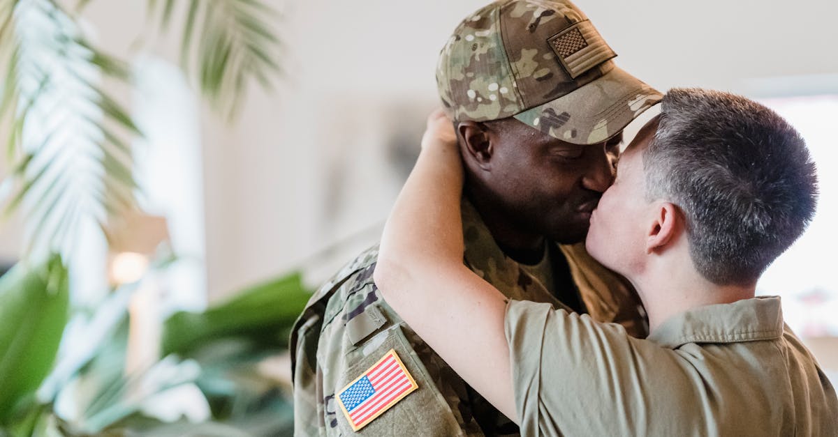 本音で話し合い、復縁を決めたカップルが微笑み合う様子