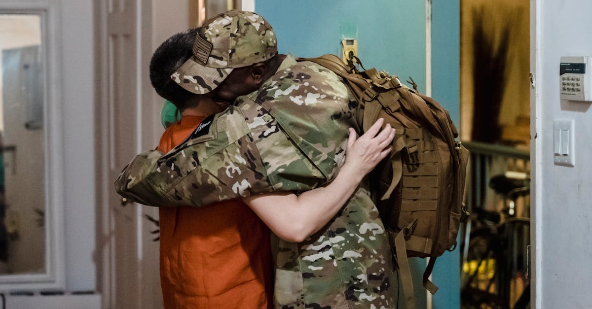 復縁占いで再びつながったカップルが笑顔で会話している感動的なシーンのイメージ画像。