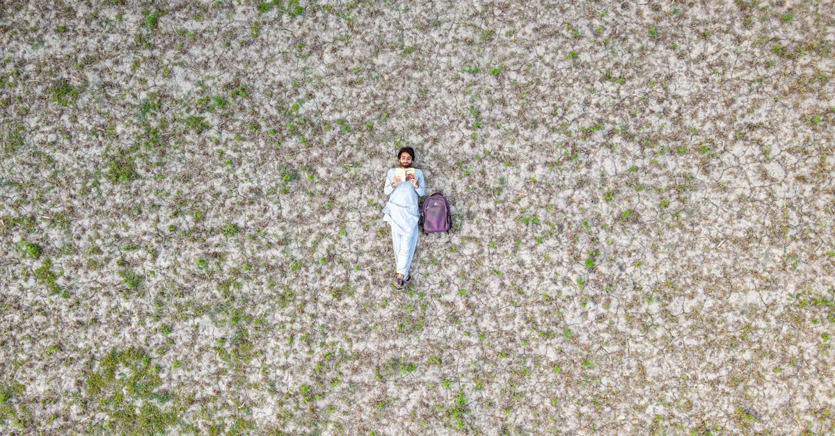 夜のスキンケアでクレンジングと保湿を丁寧に行う働く女性のリラックスした様子