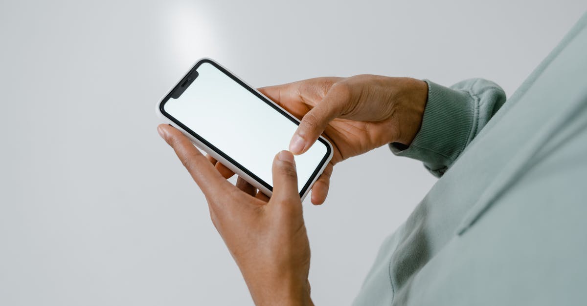 携帯ブラックでも契約に成功した利用者の事例をイラストで表現した画像。格安SIMや家族名義、プリペイドSIMなど4つの成功パターンが描かれている。