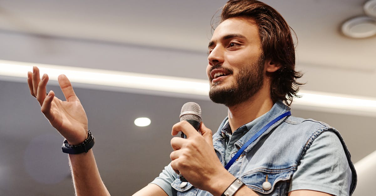 表情と声のトーンを練習する男性の様子は会話の印象を良くする習慣のひとつ