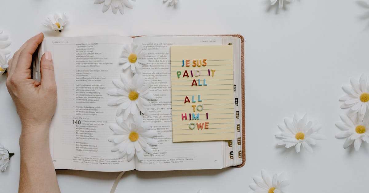 電話占いで復縁を目指す女性が占い師に相談しているイメージ画像。落ち着いた雰囲気で信頼感のあるセッション。