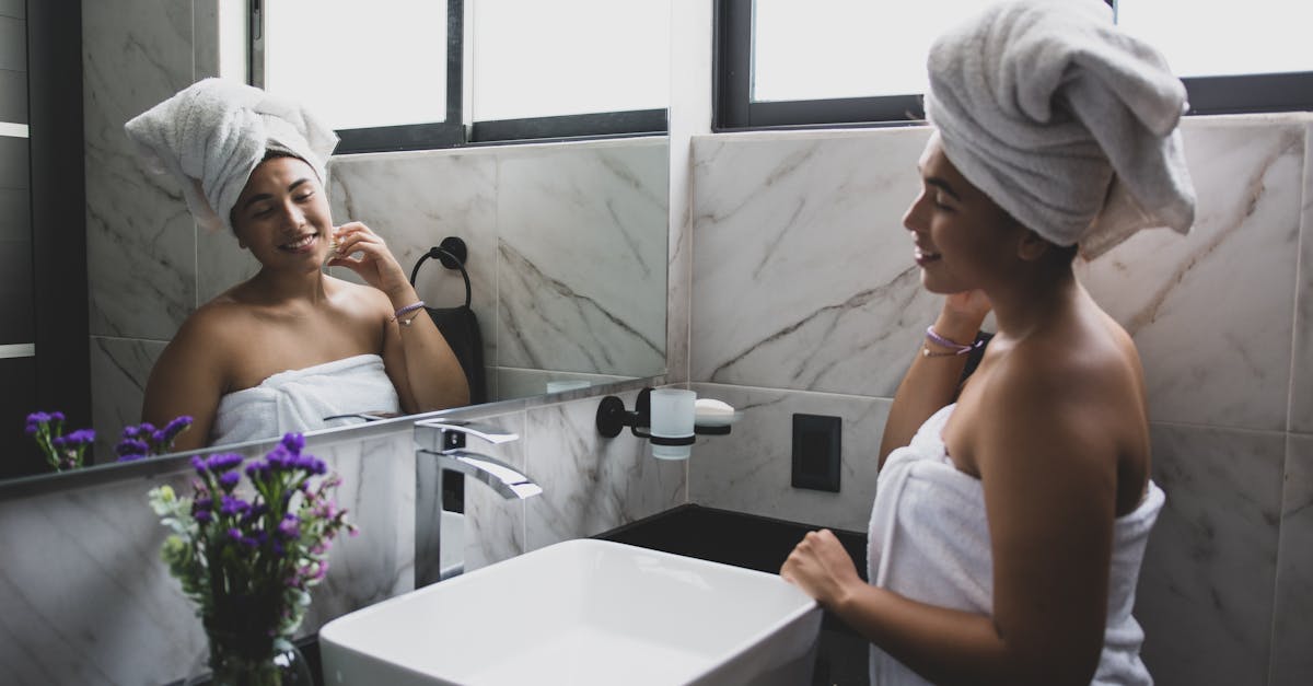 朝に優しくスキンケアをする働く女性のイメージ、明るい光の中でハンドプレスする様子