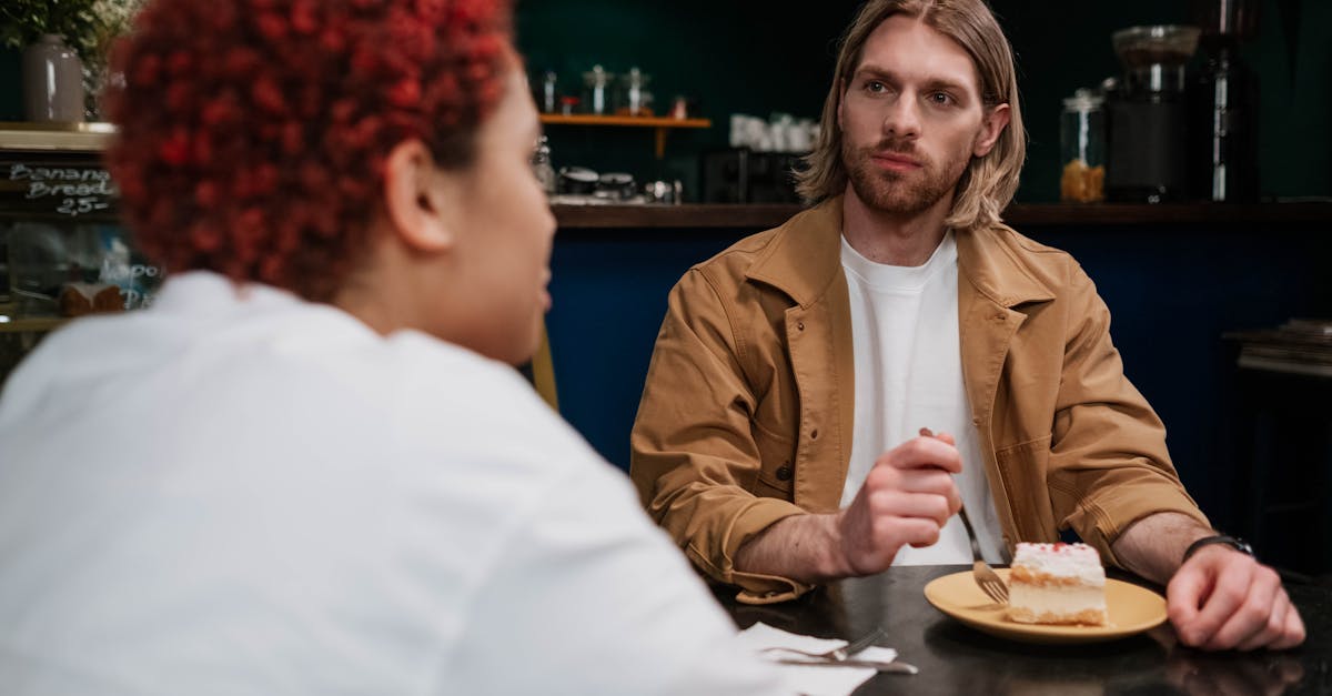 復縁前にカフェで再会し、ぎこちなくも前向きな会話をする元カップルの様子