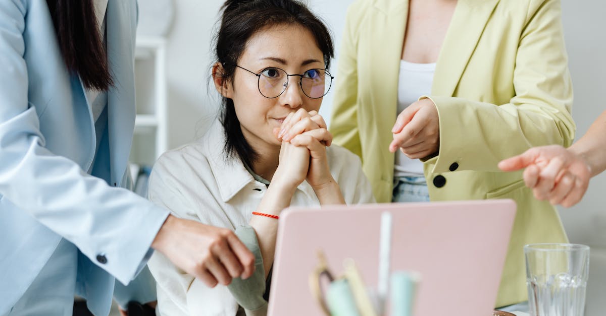 占いを活用して復縁に成功した女性がスマホで結果を振り返っている様子