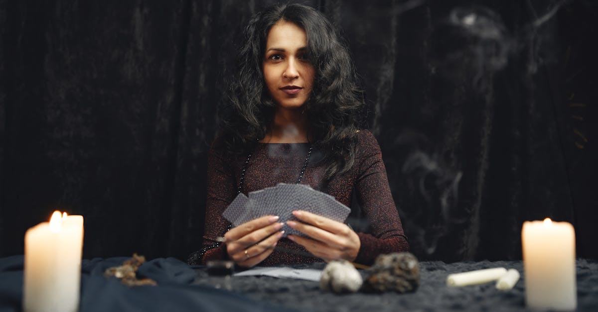 電話で相談を受ける復縁に強い占い師のイメージ画像。落ち着いた雰囲気で信頼感のある雰囲気。