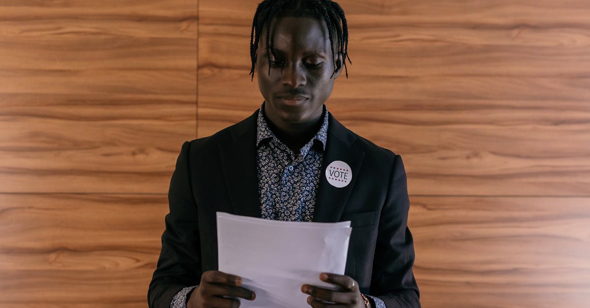 表情と声のトーンを練習する男性の様子は会話の印象を良くする習慣のひとつ