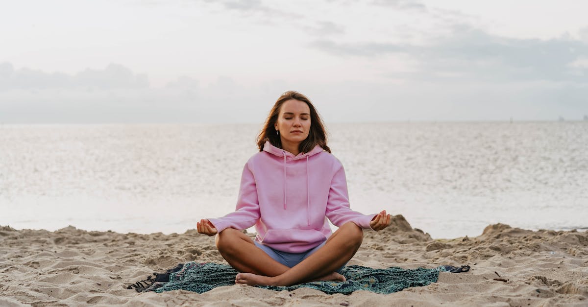 復縁を目指し、朝日を浴びながら心を整える女性のイメージ画像。前向きな気持ちと決意を表現したシーン。