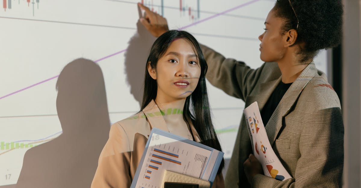 復縁占いの結果をもとに行動計画を立て、自分磨きやLINEのタイミングを考える女性のイメージ画像。