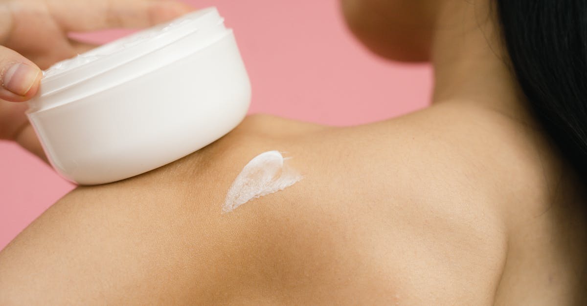 敏感肌の女性がスキンケアのやりすぎや成分選びのミスに気づくシーンを表すイメージ写真