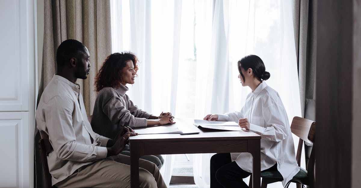 復縁すべきか悩んでチェックリストを見つめる女性の姿