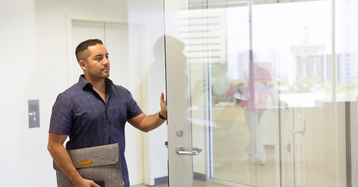 これからの人生に希望を持ち前向きな表情で未来を見据える男性のイメージ