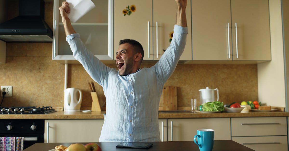 モテる男養成講座で成功体験を得て自信に満ちた表情を浮かべる男性のイメージ