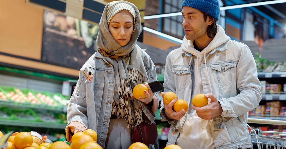 講座を受けるべきかどうか悩みつつも真剣に考えている男性のイメージ