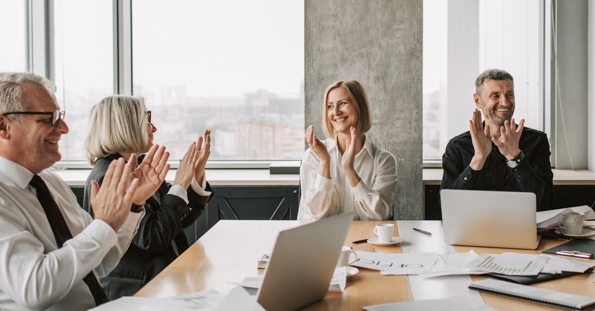 モテる男養成講座で成功体験を得て自信に満ちた表情を浮かべる男性のイメージ