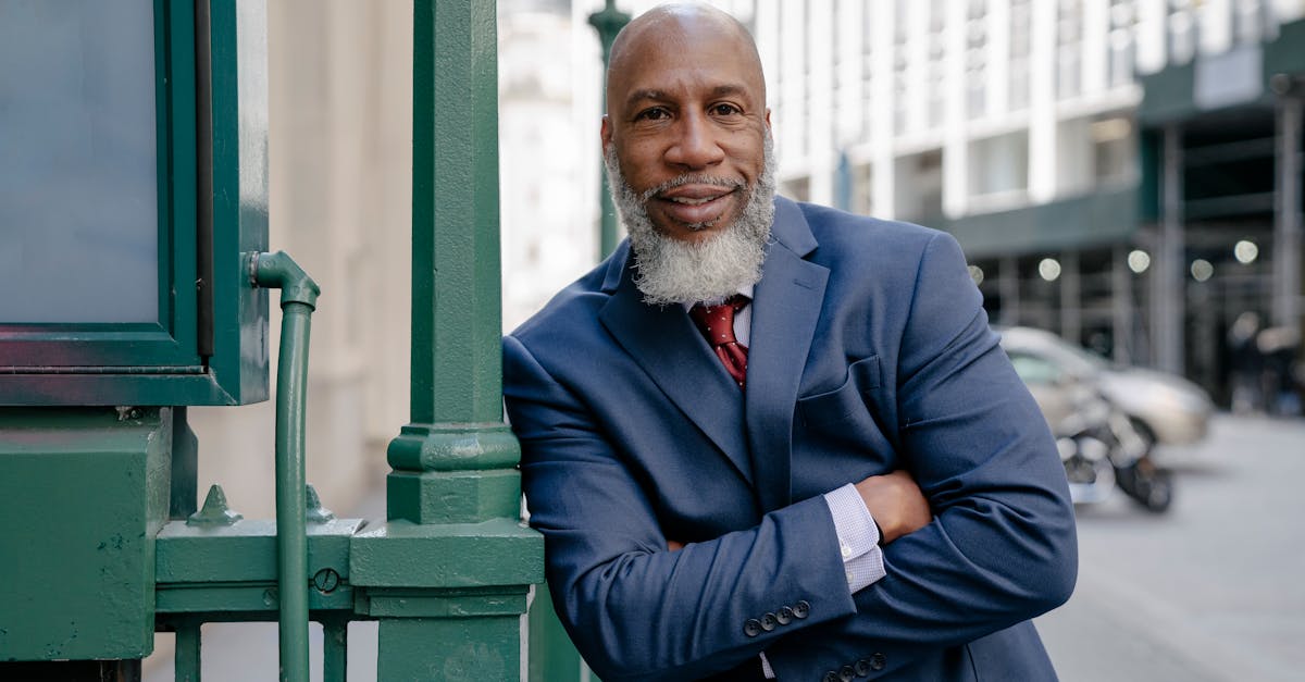 これからの人生に希望を持ち前向きな表情で未来を見据える男性のイメージ