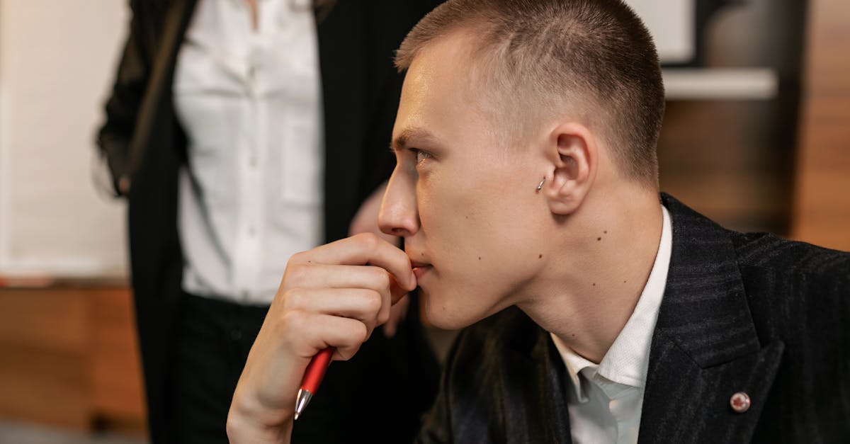 講座を受けるべきかどうか悩みつつも真剣に考えている男性のイメージ