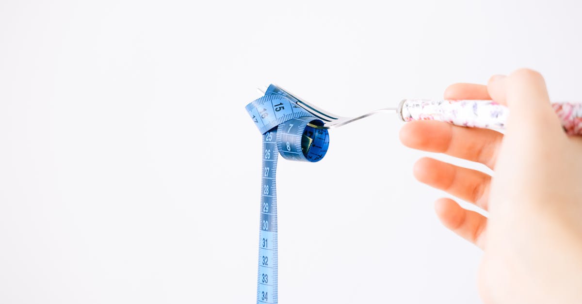 1週間のダイエット計画をチェックする女性のイラスト