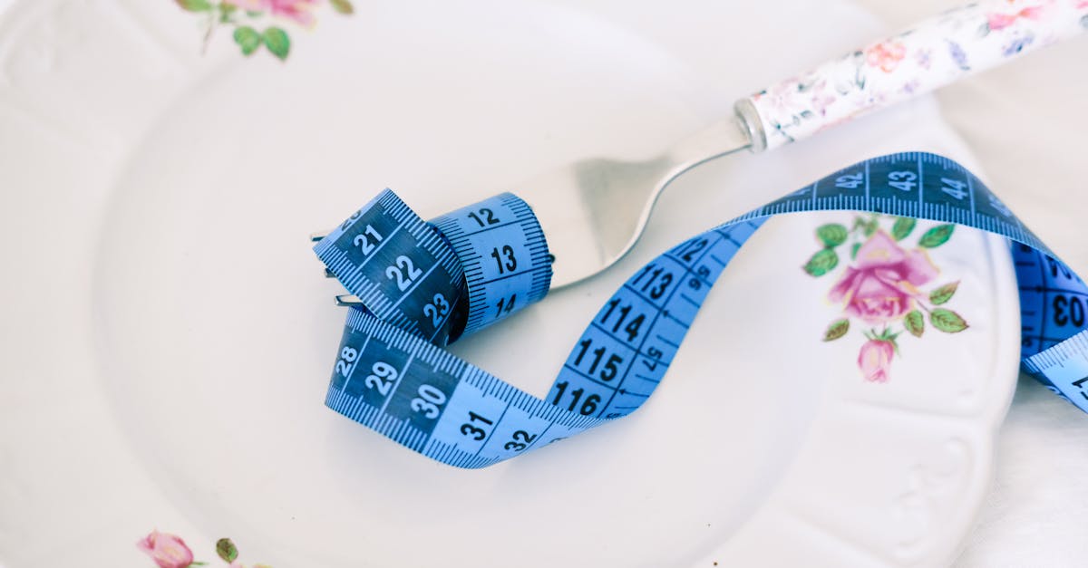 正月太りを1週間で解消するためのスケジュール表を指差す女性