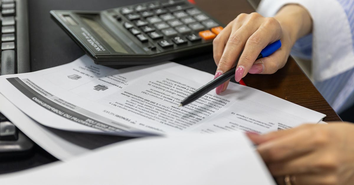 Ulike Air10の口コミをSNSやレビューサイトでチェックする女性の姿。購入前に情報収集をしている様子。