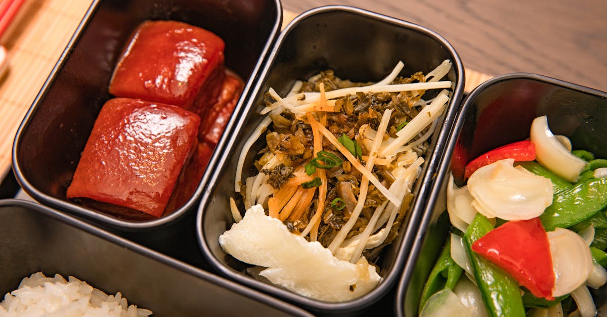 健康的な食事バランスを意識する女性が野菜と鶏肉を選んでいる様子