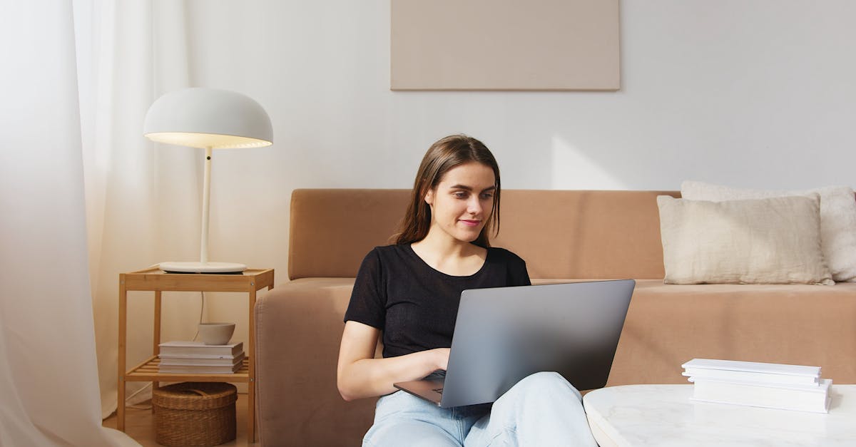 Ulike Air10を自宅で使いながら笑顔でケアする女性。手軽で高効果な脱毛を楽しんでいる様子。