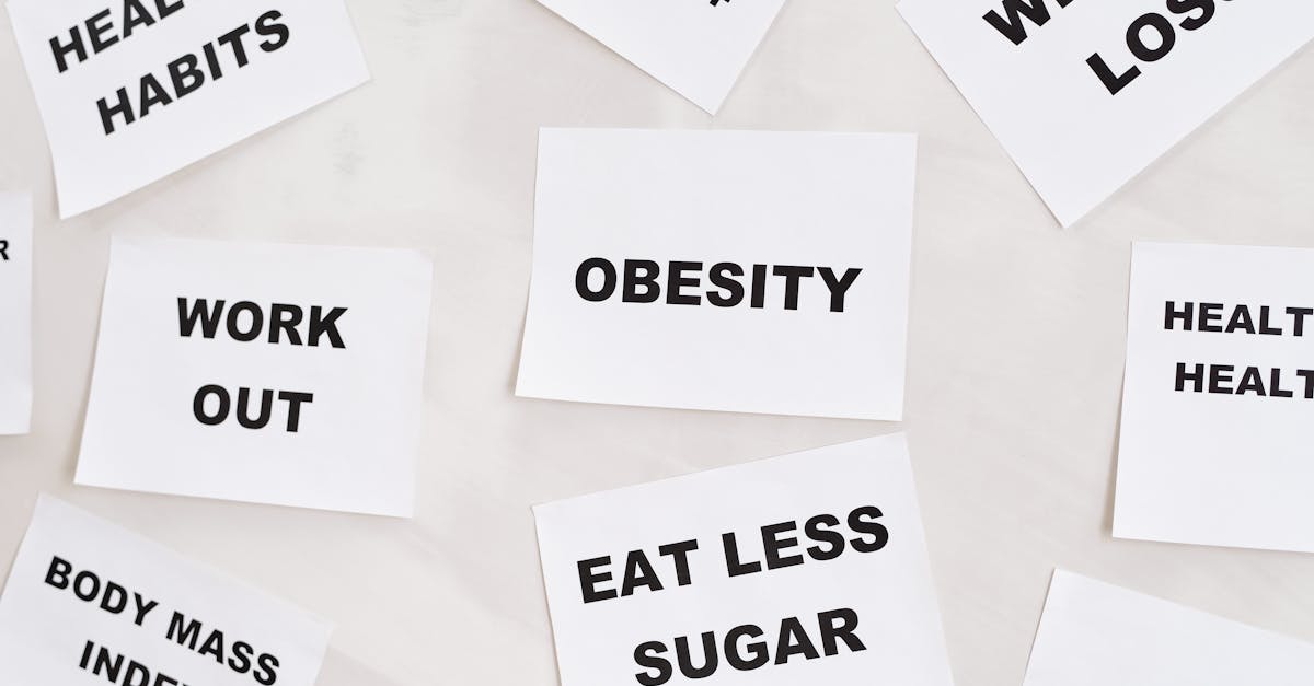 1週間のダイエット計画をチェックする女性のイラスト