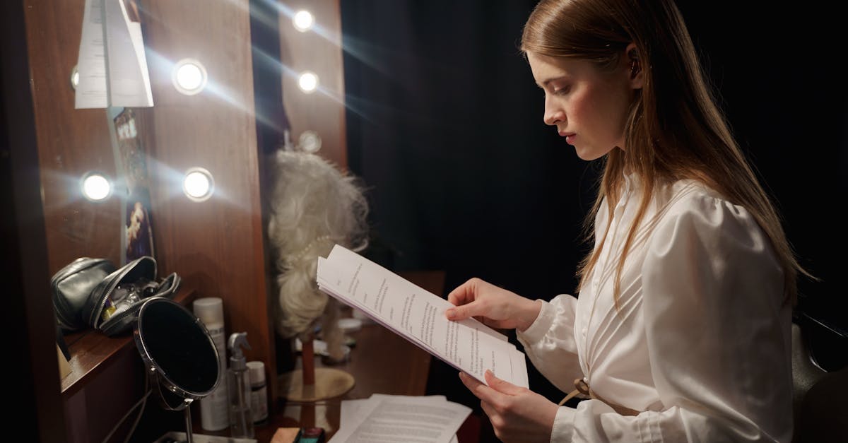 Ulike Air10の口コミをSNSやレビューサイトでチェックする女性の姿。購入前に情報収集をしている様子。