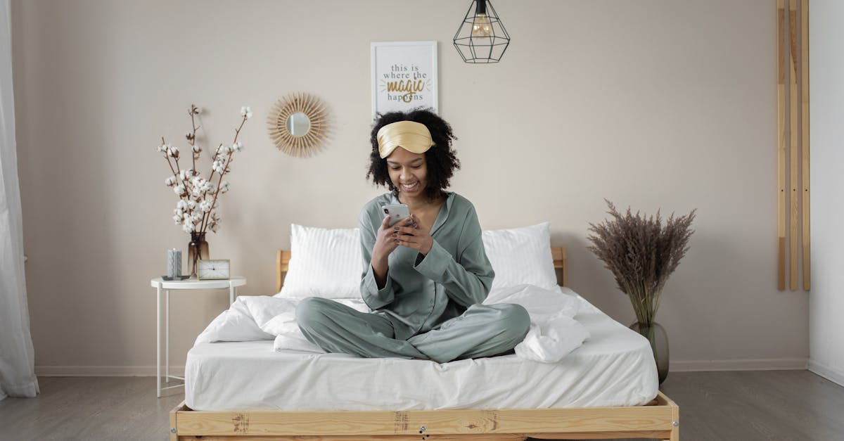 Ulike Air10を自宅で使いながら笑顔でケアする女性。手軽で高効果な脱毛を楽しんでいる様子。