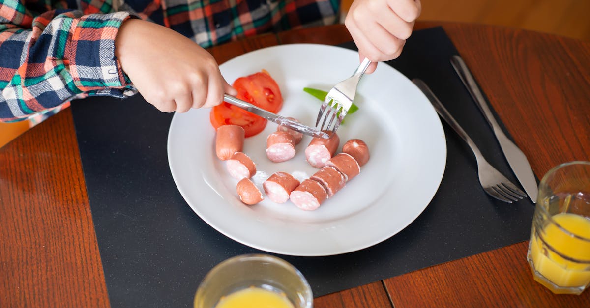 健康的な食事バランスを意識する女性が野菜と鶏肉を選んでいる様子