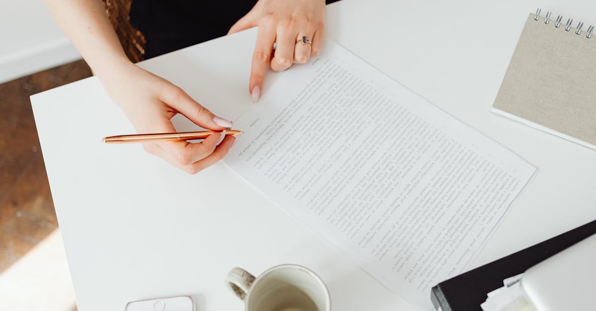 Ulike Air10の購入前にマニュアルを確認する女性。使用前に知っておきたい注意点と対策のイメージ。