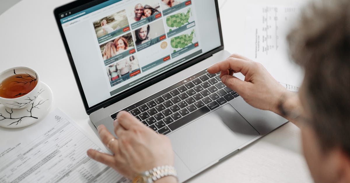 Ulike Air10を購入する際、公式サイトやAmazonなど複数の購入先を比較する様子。価格や特典を見比べているシーン。