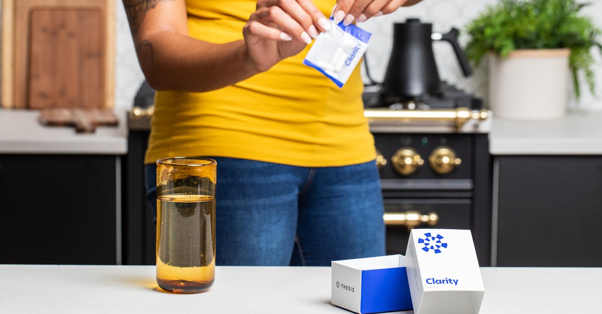 毎日の生活の中でトリピュアを継続して摂取する女性。継続が変化を生むことを表す穏やかな朝の風景。