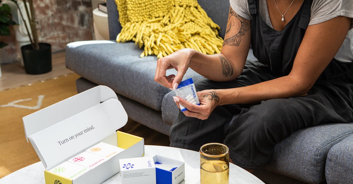 朝の時間に水でトリピュアを摂取する女性。代謝を高めるベストなタイミングの象徴。