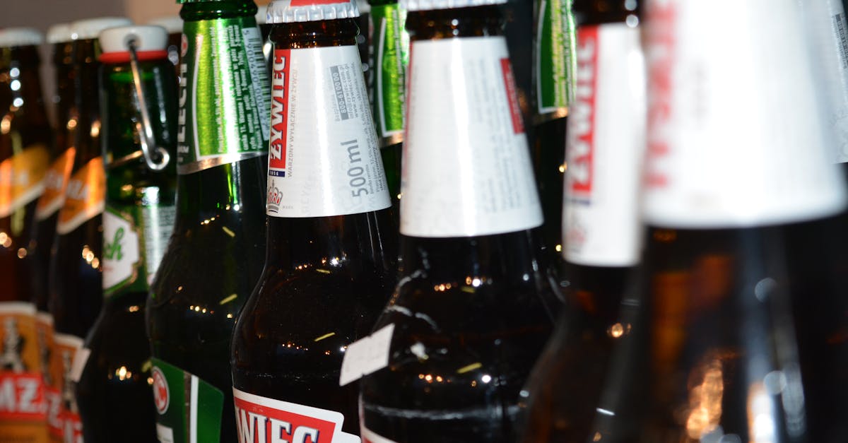 ノビエースのボトルやパッケージが明るく映る製品写真。成長期向けドリンクとしての印象を与える画像